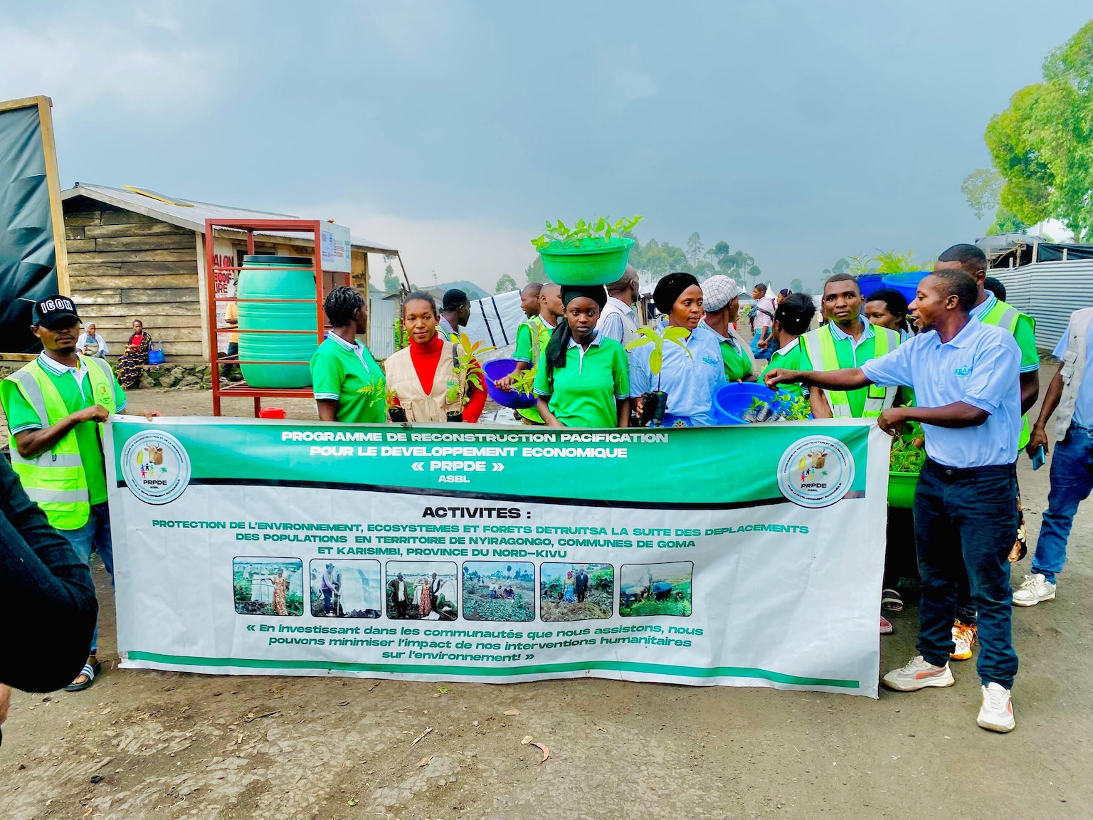 Une équipe du “ Programme de reconstruction, pacification pour le développement économique ” allant planter les plantules au village Rusayu au Nord-Ouest de Goma. Image de Prosper Heri NGORORA pour Mongabay.