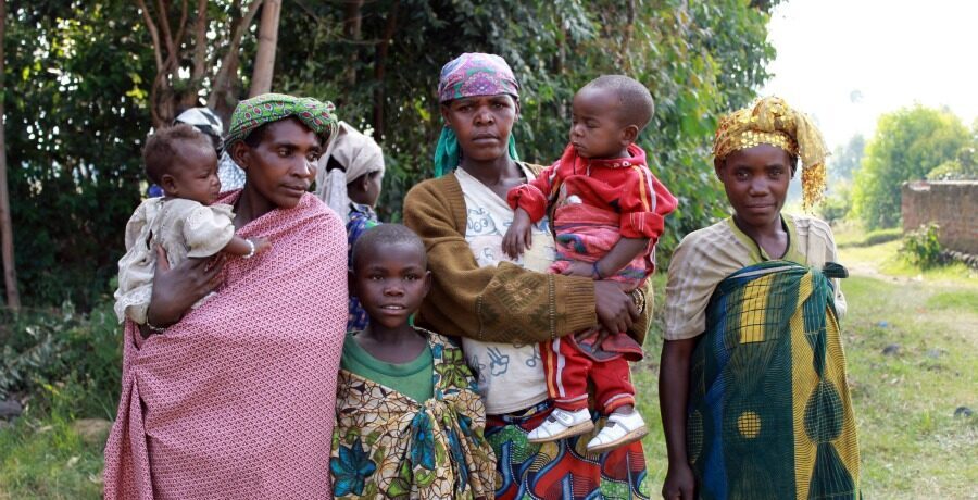 Trois femmes autochtones Batwa avec leurs enfants à Nyakabande dans la région de Kisoro en Ouganda. Image courtoisie de The Advocacy Project via Flickr (CC BY-NC-SA 2.0)