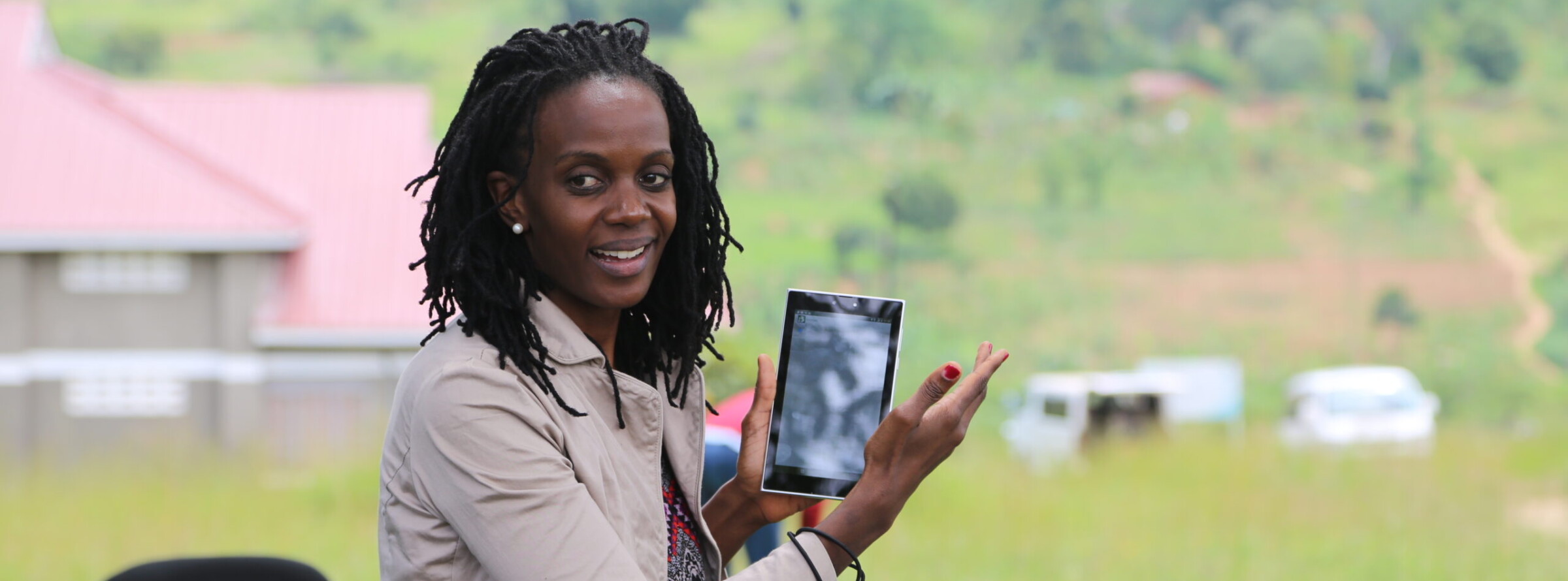 Catherine Nakalembe montre les techniques de collecte de données aux travailleurs du savoir des villages à Masaka, en Ouganda (octobre 2016). Image de Catherine Nakalembe avec son aimable autorisation.