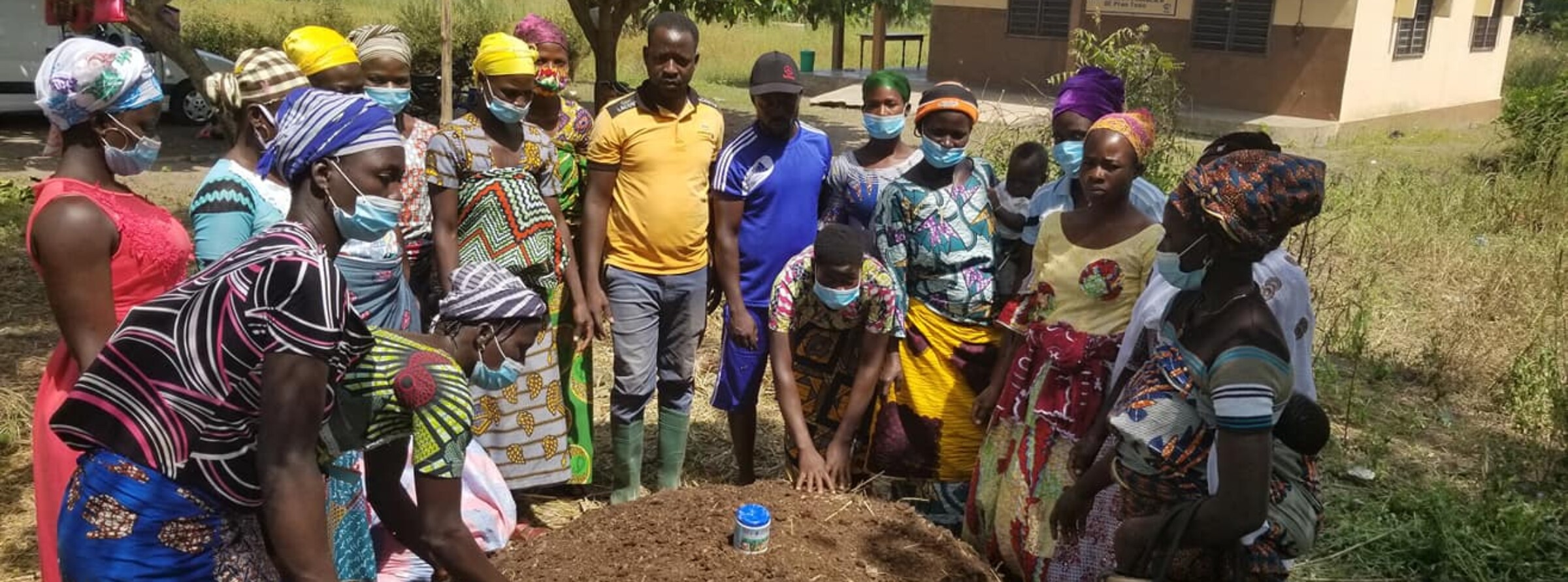 Formation aux femmes sur la fertilité des sols. Image de Hector Sann’do Nammangue pour Mongabay.