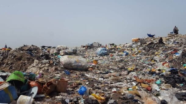La décharge de Mbeubeuss, dans la commune de Keur Massar, est un dépotoir d'ordures de toutes sortes. Image de Ndiémé Faye pour Mongabay.
