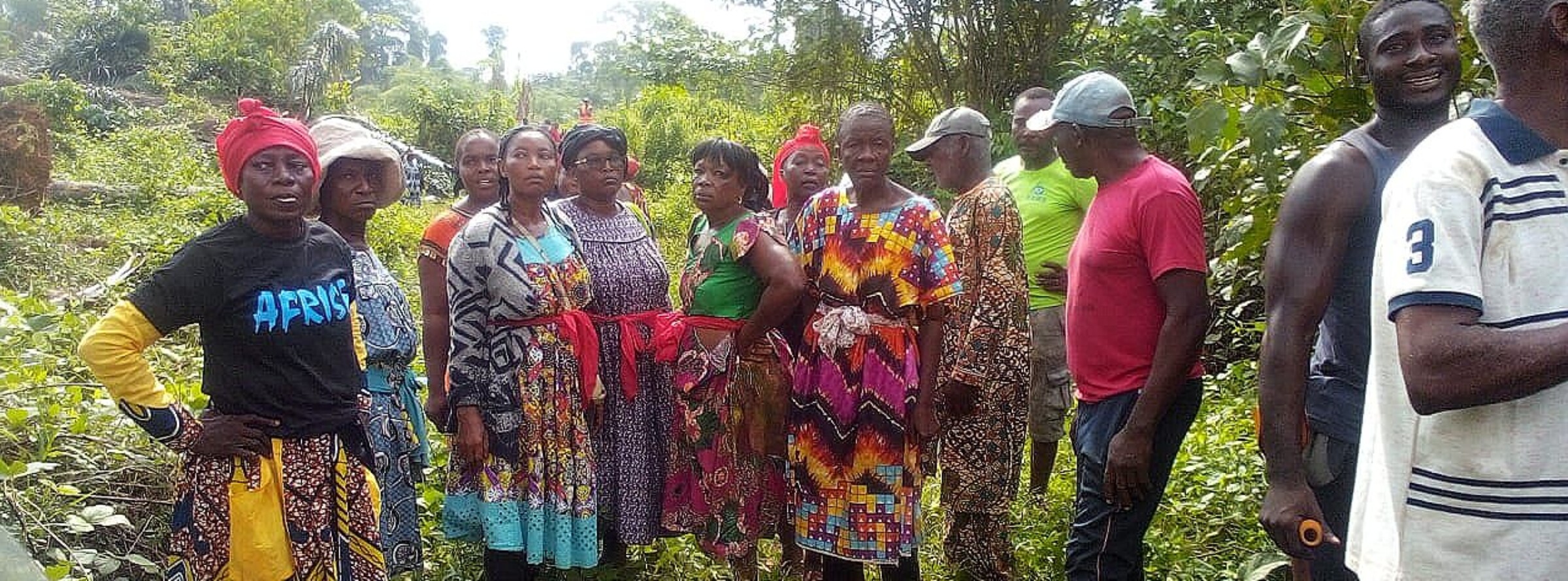 Des villageois protestant contre la replantation de palmiers à huile sur la plantation de la Socapalm à Édéa. Image reproduite avec l’aimable autorisation de Félicité Ngo Bissou/AFRISE.