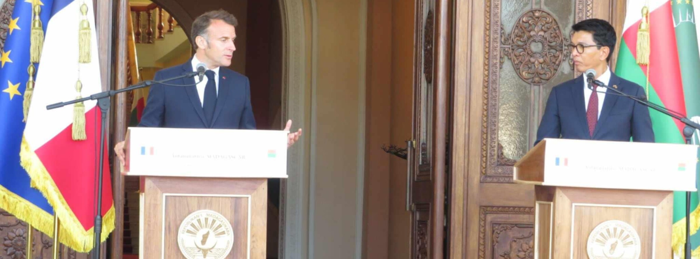 Le président français Emmanuel Macron et son homologue malgache Andry Rajoelina au palais d'État d'Iavoloha, dans la banlieue sud d'Antananarivo, le 23 avril 2025. Image de Hervé Leziany fournie par Rivonala Razafison.