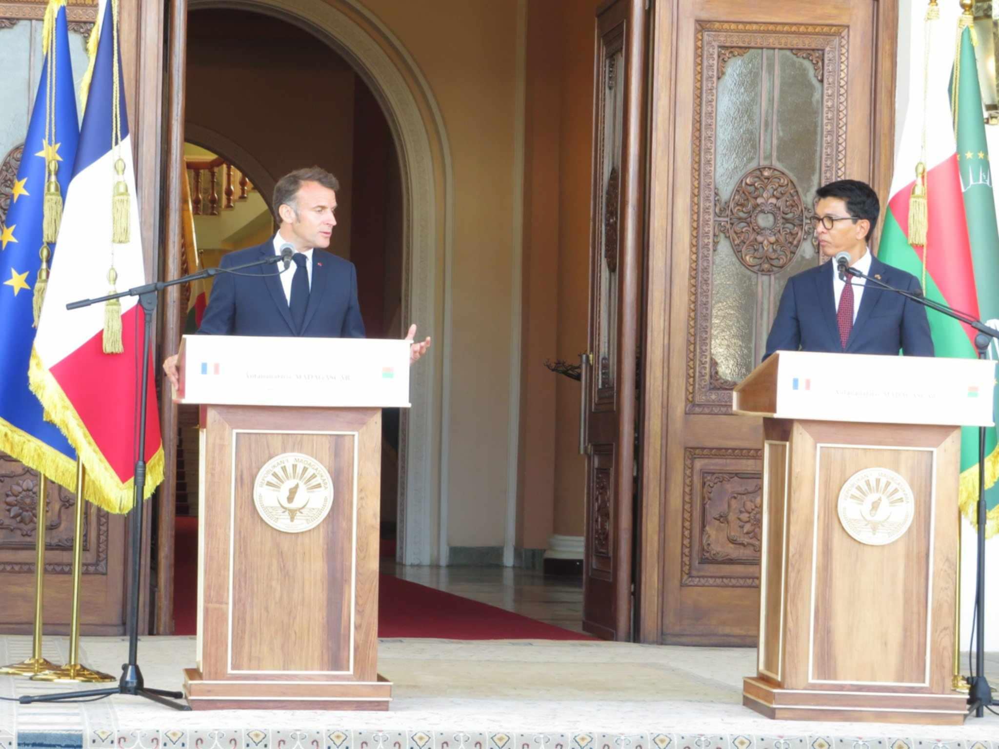 Le président français Emmanuel Macron et son homologue malgache Andry Rajoelina au palais d'État d'Iavoloha, dans la banlieue sud d'Antananarivo, le 23 avril 2025. Image de Hervé Leziany fournie par Rivonala Razafison.
