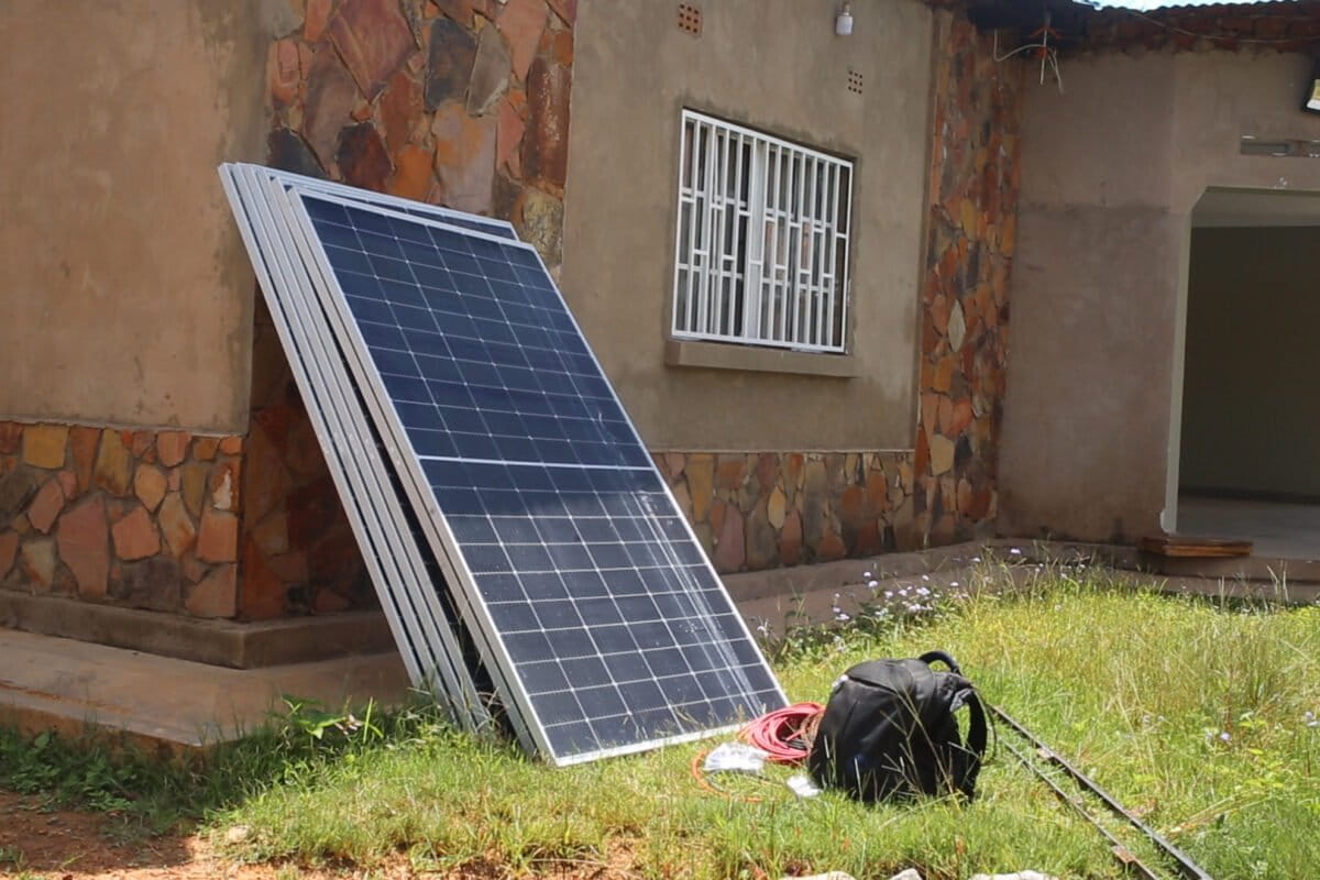 L’appétence aux panneaux solaires pour s’alimenter en électricité commence à devenir une alternative au réseau du fournisseur public en énergie électrique. Image de Didier Makal pour Mongabay.