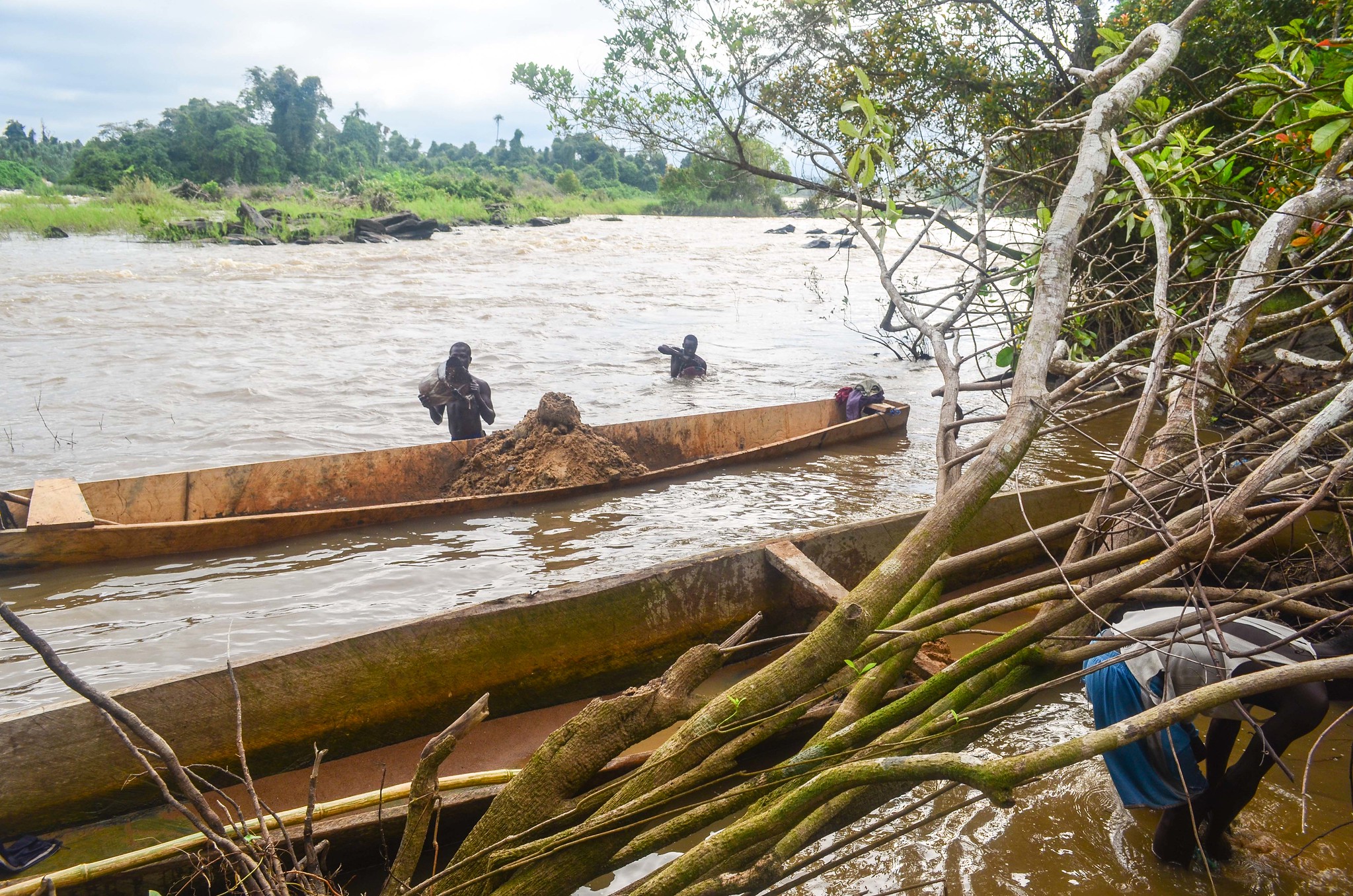 Extraction de sable aux chutes de Nachtigal en 2013, en amont du site où le barrage a été construit plus tard. Image de Jbdodane via Flickr (CC BY-NC 2.0)