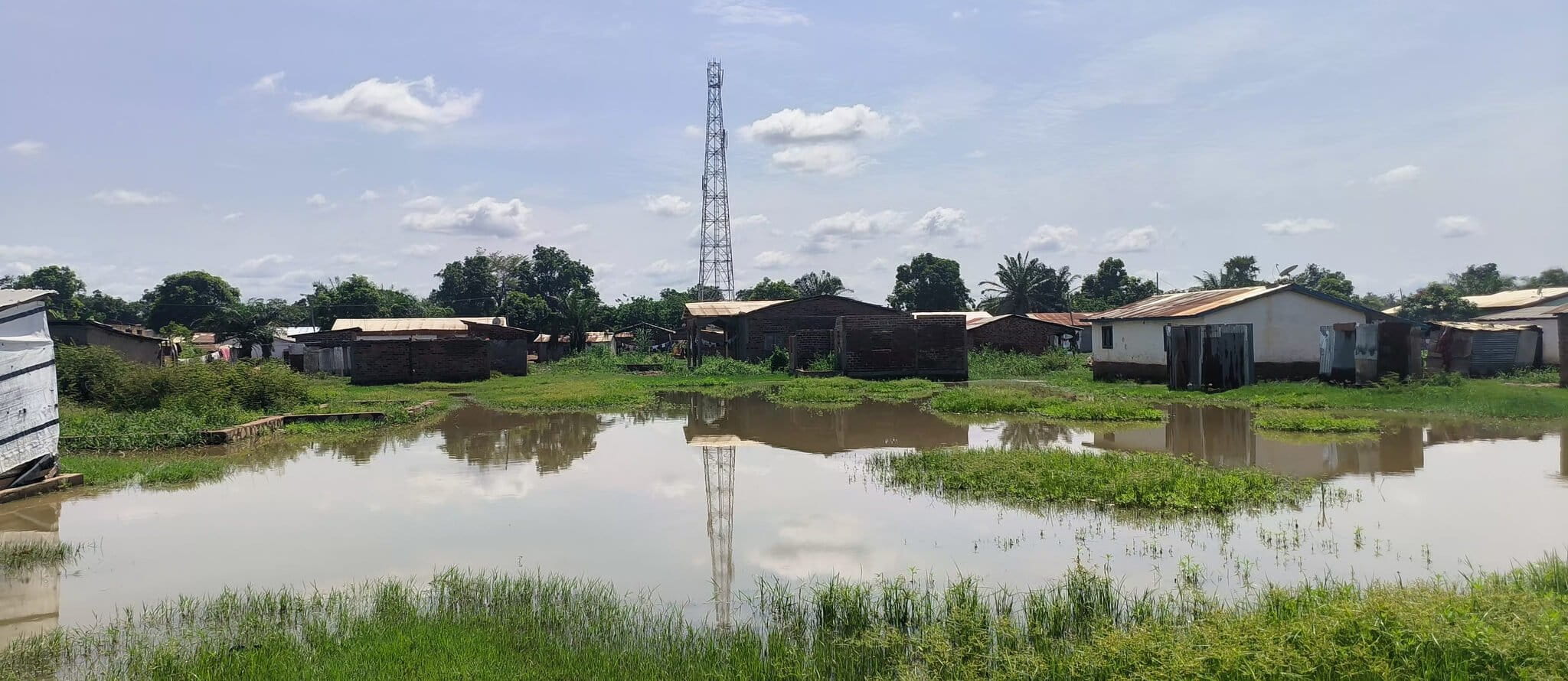 Une cour privée inondée au quartier de M'poko Bac dans la commune de Bimbo, après la pluie diluvienne du 18 mai 2025. Photo de Rolf Stève Domia-Leu pour Mongabay.