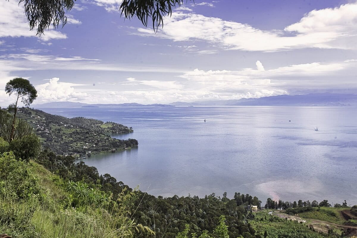 Le Lac Kivu du côté du Rwanda. Photo de Ericnkurunziza via Wikimédia (CC BY-SA 4.0).
