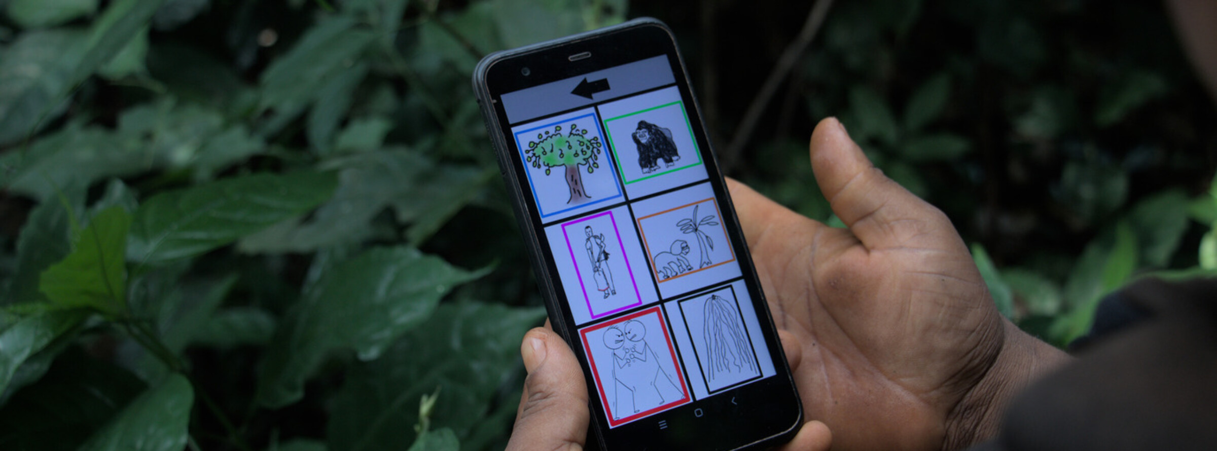 L'application « Sapelli » et ses différentes icônes entre les mains de Freddy Mbengue, un membre de la communauté Baka au Sud-est du Cameroun. Image de Yannick Kenné pour Mongabay.