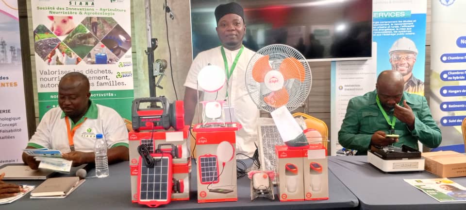 Fabrice Botocou, cofondateur de Be Creator Afrique, forme et équipe des femmes rurales au Bénin avec des lanternes solaires, ayant déjà permis d’éclairer plus de 10 000 foyers et de renforcer leur autonomie économique dans les zones non électrifiées. Image de Gaël Zozoro pour Mongabay.