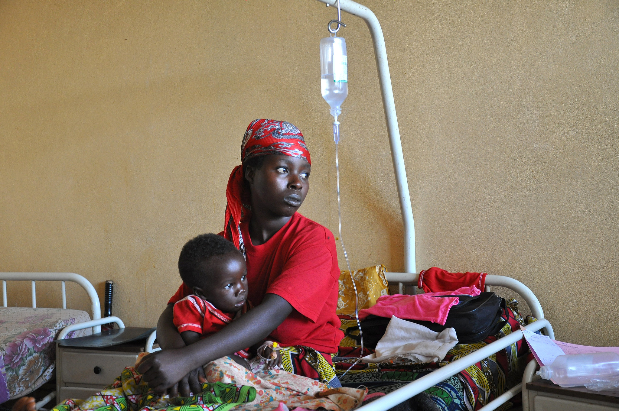 Une mère et son enfant dans un hôpital du Burundi pour cause de paludisme. Image de Maria Cierna, Slovak Republic/UNDP via Flickr (CC BY-NC-ND 2.0).