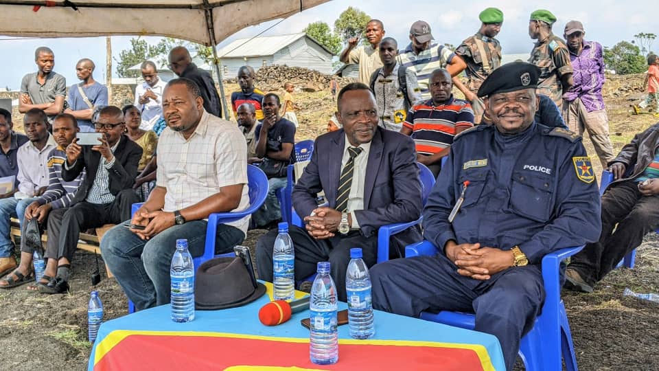 Le chef du groupement de Mudja, Bitini Ndiyanabo Kanane (au centre), rencontre Jean Claude Mambo Kawaya, le président de la société civile dans le territoire de Nyiragongo (à gauche), et le Colonel Malosa Mboma Jean-Marie du territoire de Nyiragongo (à droite), lors d'une réunion pour discuter de la sécurité à Mudja en octobre 2024. Image fournie par Bolingo Bitini Nyanabu.