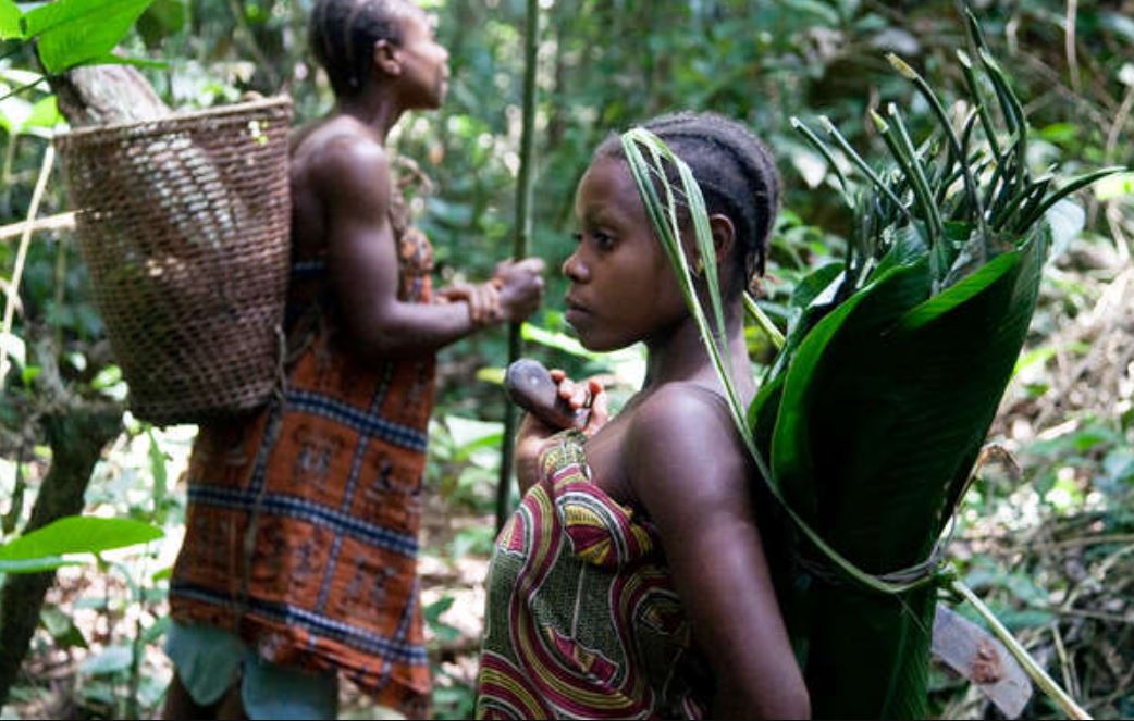Deux femmes autochtones en République Démocratique du Congo. Image de Élie Nzuzi via Wikimédia Commons (CC BY-SA 4.0).