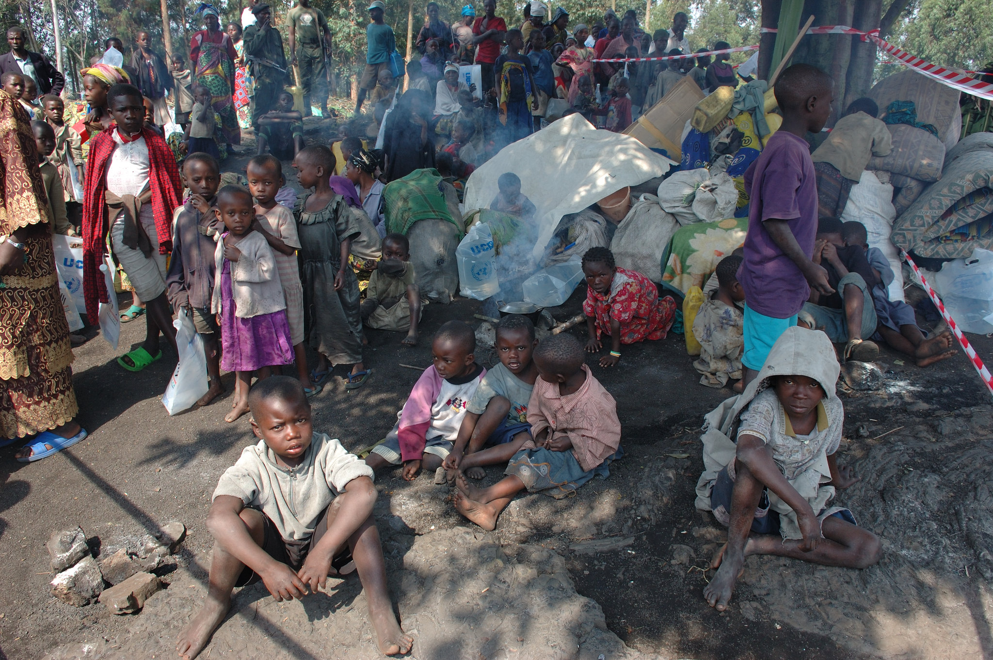 Cette image de 2007 montre des familles — en particulier des enfants — déplacées par les combats dans le Nord-Kivu. Dix-huit ans plus tard, le conflit a de nouveau éclaté, avec plus d'un million de personnes déplacées dans la région depuis le début de 2025. Image de Julien Harneis via Flickr (CC BY-SA 2.0).