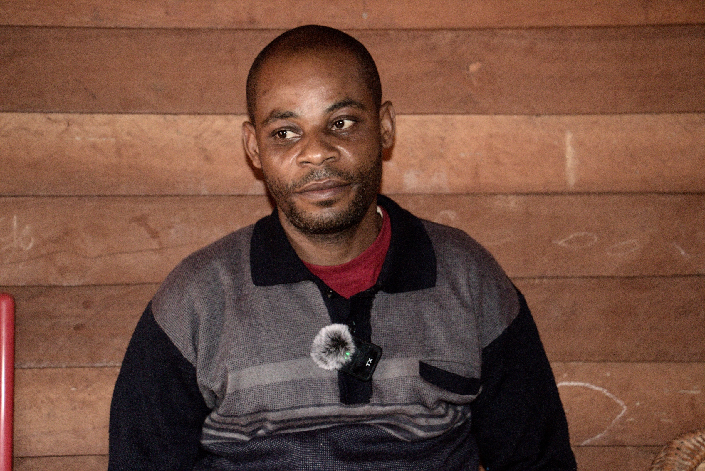 Joseph Bibi, membre de la communauté autochtone Baka du Cameroun et Président de l’association Sanguia Baka Buma’a Kpodé (ASBABUK), en lutte depuis des années, pour faire reconnaitre les droits des Baka. Image de Yannick Kenné pour Mongabay.