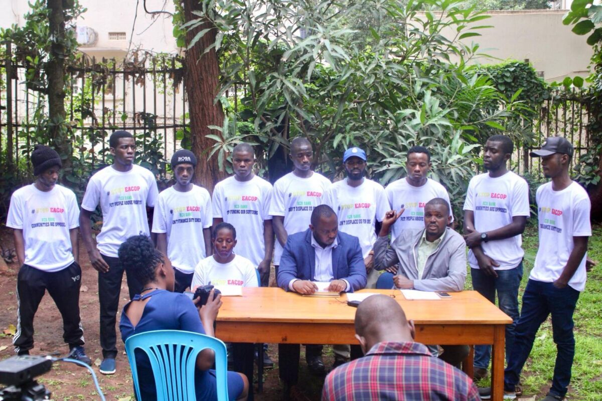 : Les militants du mouvement de protestation STOP Eacop. Image de STOP Eacop fournie par Elodie Toto.