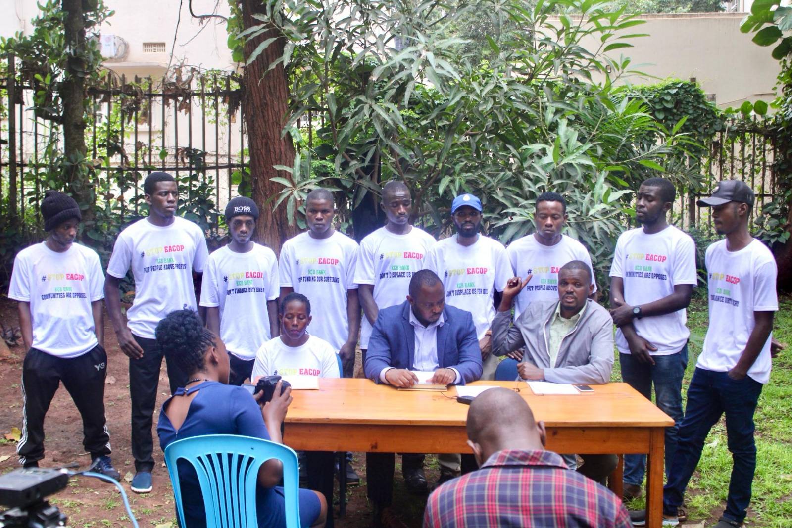 : Les militants du mouvement de protestation STOP Eacop. Image de STOP Eacop fournie par Elodie Toto.
