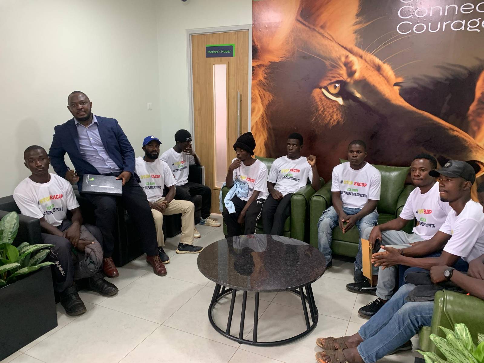 Les militants du mouvement de protestation STOP Eacop au siège de la Kenya Commercial Bank(KCB), à Kampala, en Ouganda. Image de STOP Eacop fournie par Elodie Toto.