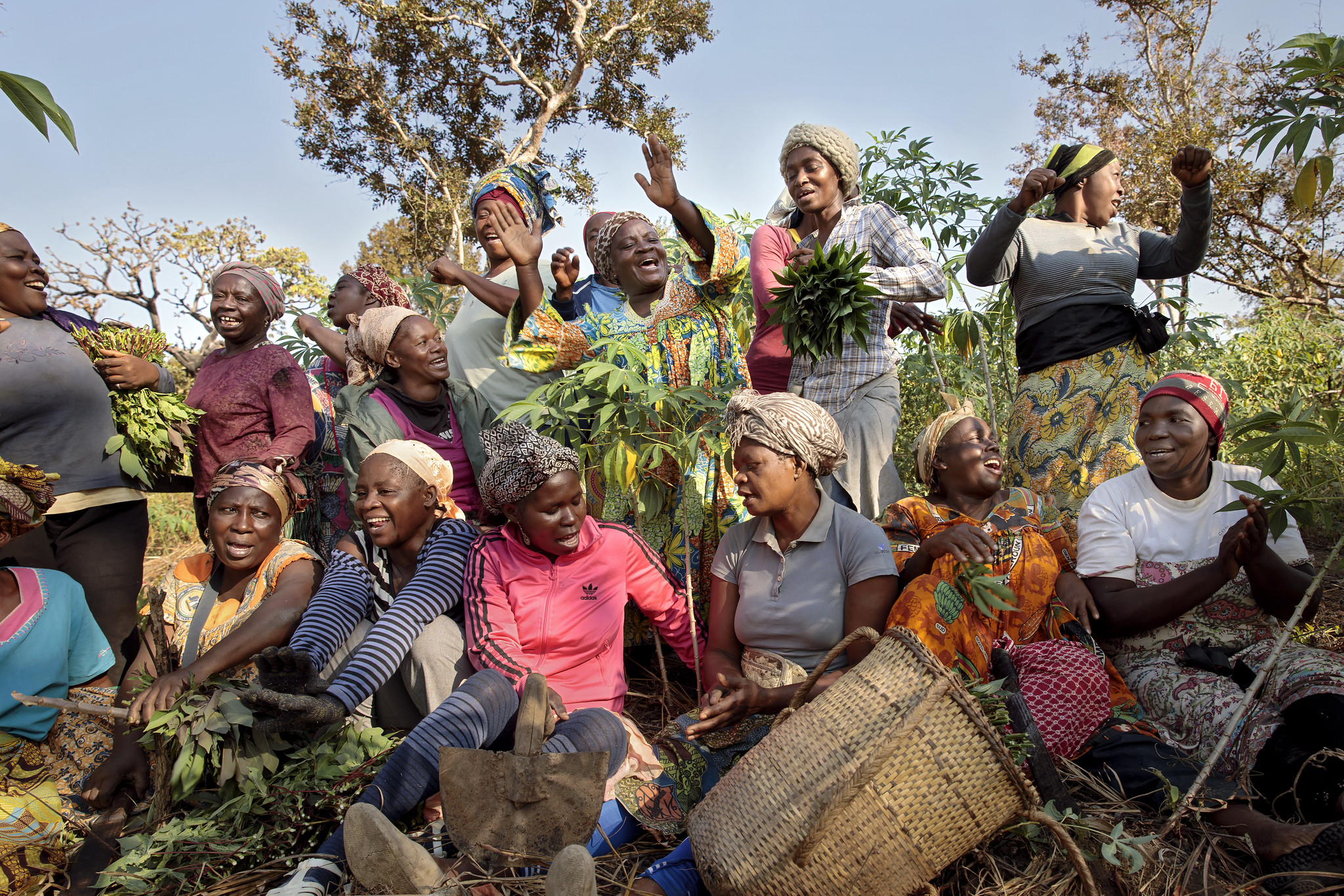 Une coopérative de femmes est en train de se former dans le township de Yoko, au Cameroun. Elle s'appelle SOCCOMAD et compte 42 membres, dont quatre hommes, qui ont adhéré en tant qu'alliés. Image de UN Women/Ryan Brown via Flickr (CC BY-NC-ND 2.0).