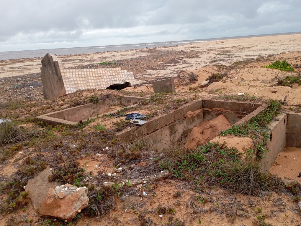 Des tombes d’un cimetière à la dérive à Lahou-Kpanda en Côte d’Ivoire. Image de Roland Klohi pour Mongabay.