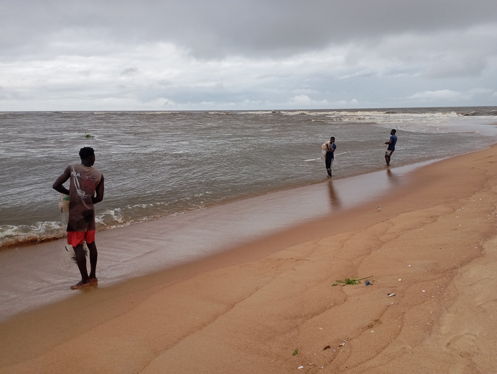 Quelques pécheurs sur la plage qui, malgré les conditions difficiles, poursuivent leurs activités. Image de Roland Klohi pour Mongabay.