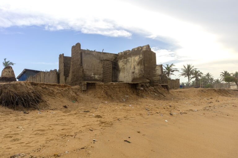 Une maison progressivement engloutie par la mer à Avepozo, une banlieue à l’Est de Lomé, la capitale du Togo. Image de Charles Kolou pour Mongabay.