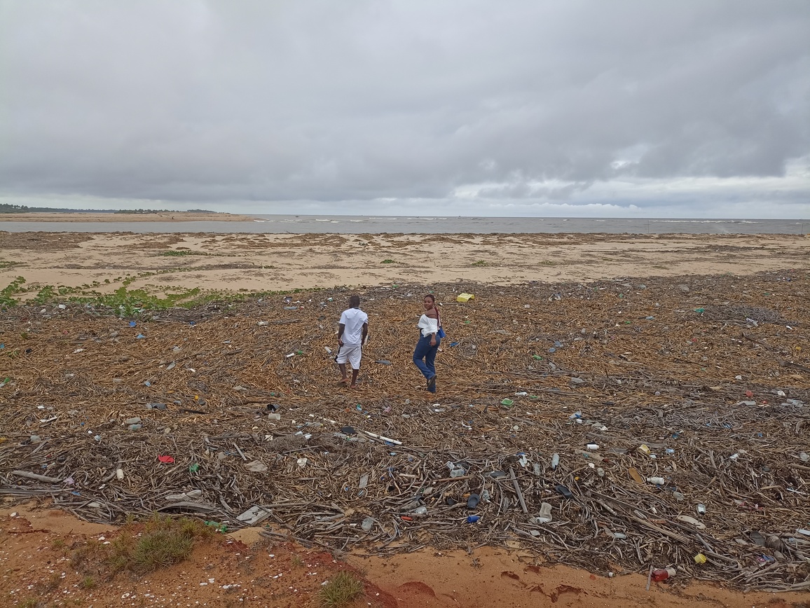 Des déchets de l'océan dans lesquels il n'est pas rare de trouver des ossements à de Lahou-Kpanda en Côte d’Ivoire. Image de Roland Klohi pour Mongabay.
