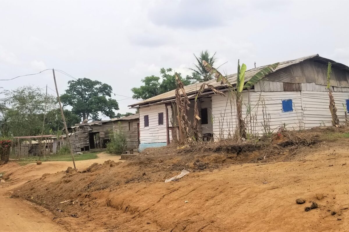 Des habitations de fortune des communautés villageoises à Mbonjo. Image de Yannick Kenné pour Mongabay.