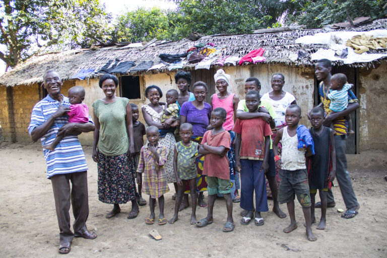 Henri Imana (à gauche) et sa famille dans sa ferme modèle à Iyembe Monene, en RDC. Afin d'améliorer les pratiques agricoles et de réduire la destruction des forêts, le WWF travaille avec des agriculteurs sélectionnés pour diversifier les cultures et restaurer la santé des sols sur leurs terres. Image de Molly Bergen/WCS, WWF, WRI via Flickr (CC BY-NC-ND 2.0).
