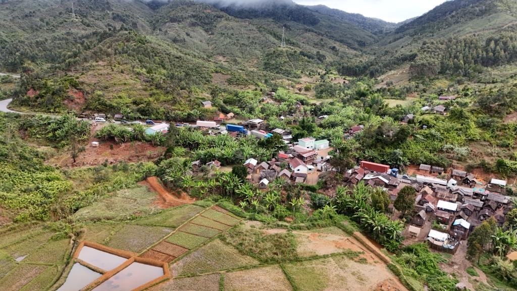 Le village d'Anevoka où est implanté le bureau d'accueil de Maromizaha avec une vue partielle sur la réserve spéciale. Image de Randriamialisoa fournie par Rivonala Razafison.