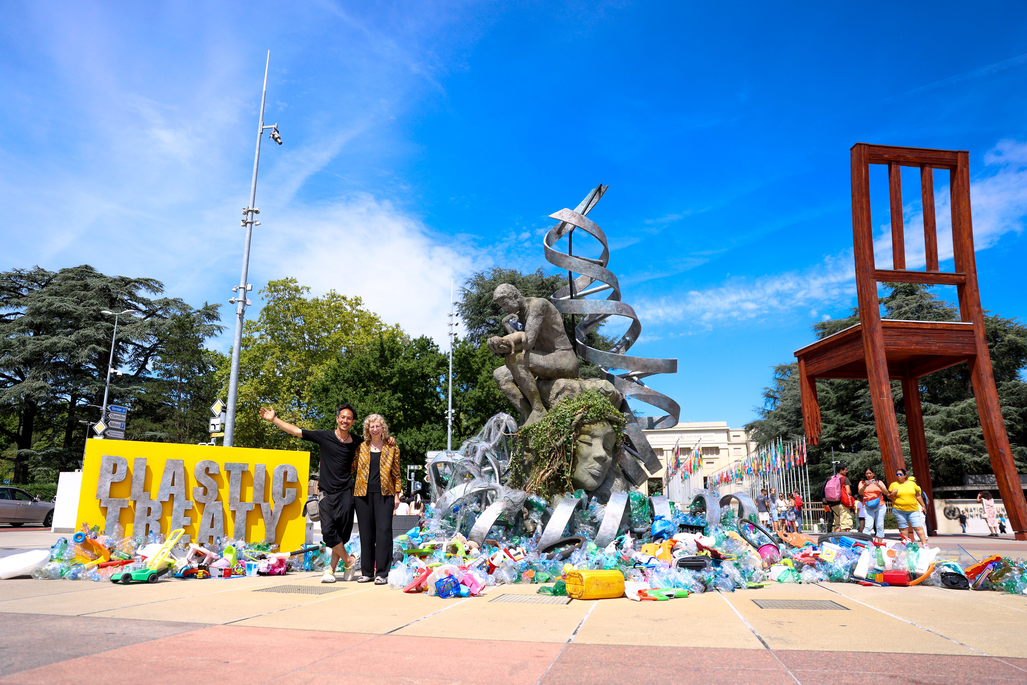 Une œuvre d'art réalisée à partir de matériel recyclé est exposée devant le siège des Nations unies dans le cadre des négociations sur un traité sur la pollution par les matières plastiques qui se tient à Genève, en Suisse. Image Florian Fussstetter/ UNEP, avec son aimable autorisation.