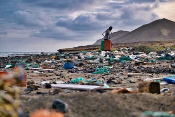 Vue d'une plage recouverte de déchets plastiques sur l'île de Santa Luzia, au Cap-Vert. La plupart des déchets proviennent de la pêche : filets, bouées, bouteilles en plastique… Les vents et les courants de l'Atlantique accumulent les déchets dans la partie nord de l'île. Image de CaptainDarwin via Wikimédia Commons (CC BY-SA 4.0).
