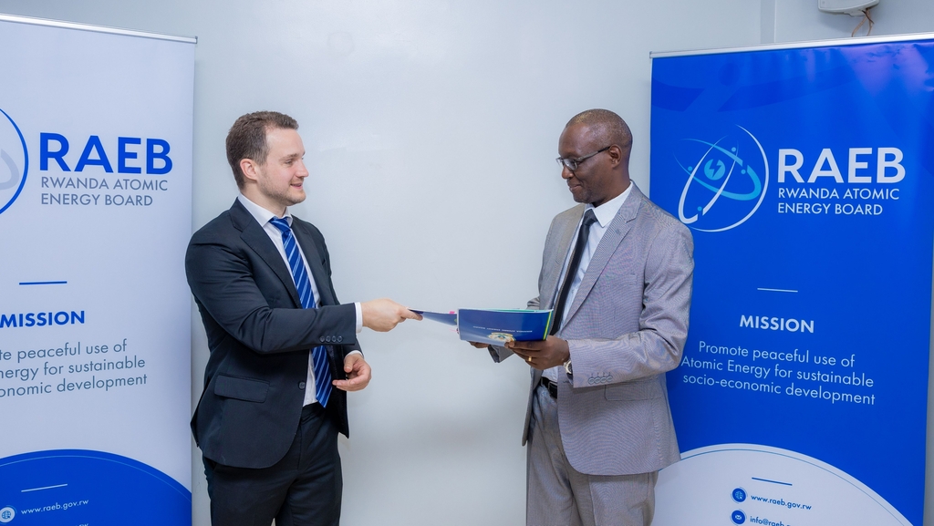 En août 2024, Fidèle Ndahayo, Directeur exécutif de l'Office rwandais de l'énergie atomique (RAEB, sigle en anglais), et James Walker, son homologue de l'entreprise américaine Nano Nuclear Energy, ont signé un contrat pour la construction de réacteurs nucléaires au Rwanda. Image de RAEB avec son aimable autorisation.