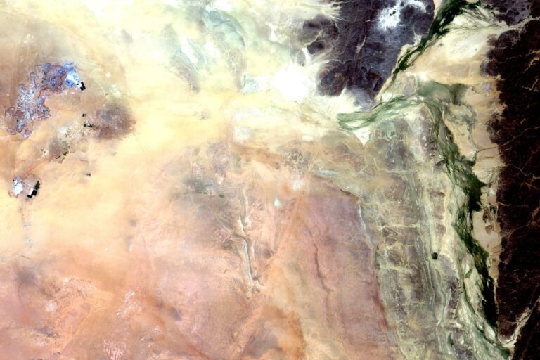 Mines d'uranium dans la ville d'Arlit, au Niger, près du massif de l'Aïr, dans le désert du Sahara. Image CBERS4 MUX Mines d'uranium d'Arlit, Niger via Flickr (CC BY-SA 2.0).