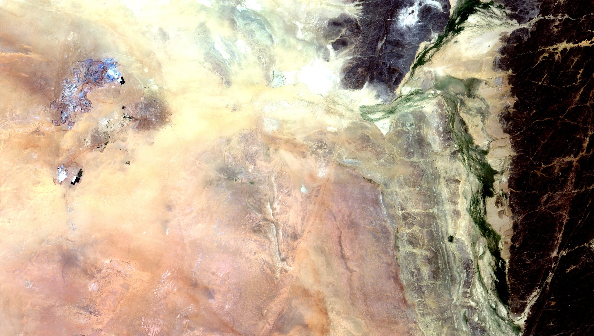 Mines d'uranium dans la ville d'Arlit, au Niger, près du massif de l'Aïr, dans le désert du Sahara. Image CBERS4 MUX Mines d'uranium d'Arlit, Niger via Flickr (CC BY-SA 2.0).