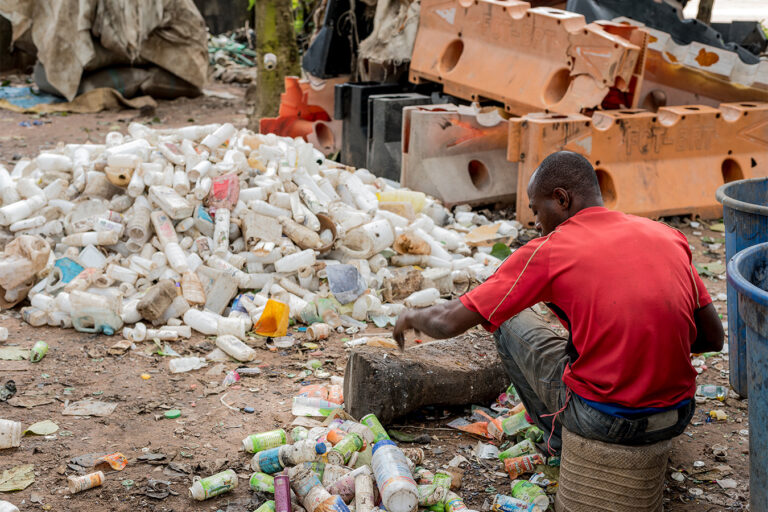 Concassa déchets plastiques en morceaux utilisés pour la fabrication d’autres matières ou produits. Image de Dappasolomon001 via Wikimédia Commons (CC BY-SA 4.0).