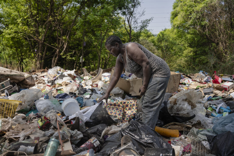 Fungi Manzuma gagne sa vie en collectant du plastique et d'autres déchets pour les recycler dans une décharge près de Pretoria, en Afrique du Sud. Image d’Ihsaan Haffejee via Flickr (CC BY-NC-SA 2.0).