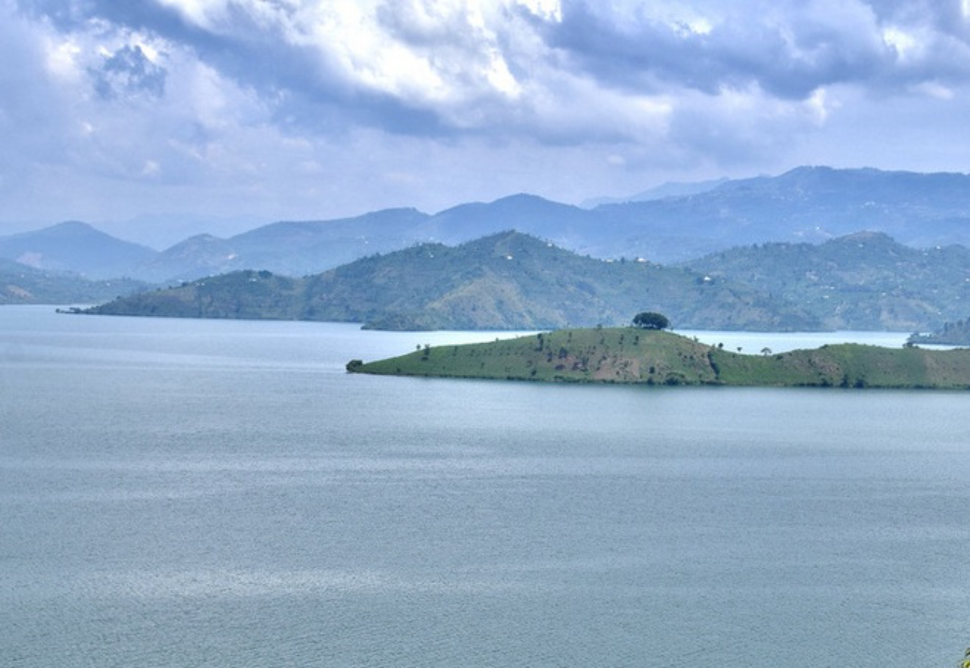 À l’horizon, les hautes montagnes du district Karongi, le long de la Crête Congo-Nil, surplombant le lac Kivu à l'Ouest du Rwanda. Les experts affirment que les communautés locales, qui dépendent en grande partie de l’agriculture pluviale de subsistance au niveau de ces régions, courent plus de risques de subir les conséquences de changement climatique. Image de Aimable Twahirwa pour Mongabay.
