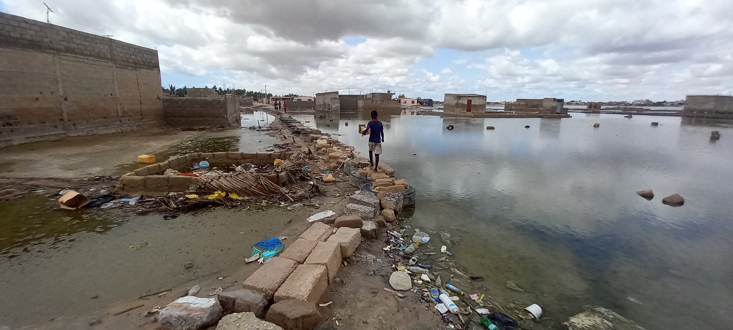 Le site de Khar Yalla au Sénégal envahie par les eaux. Image de Momar Niang pour Mongabay.