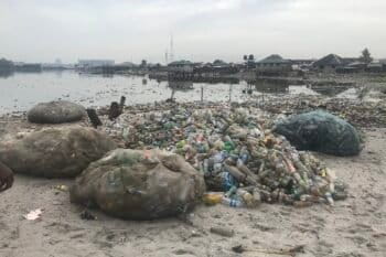 Pollution plastique de la rivière Amadi. Image de Iwai-Dialax via Wikimédia Commons (CC BY-SA 4.0).