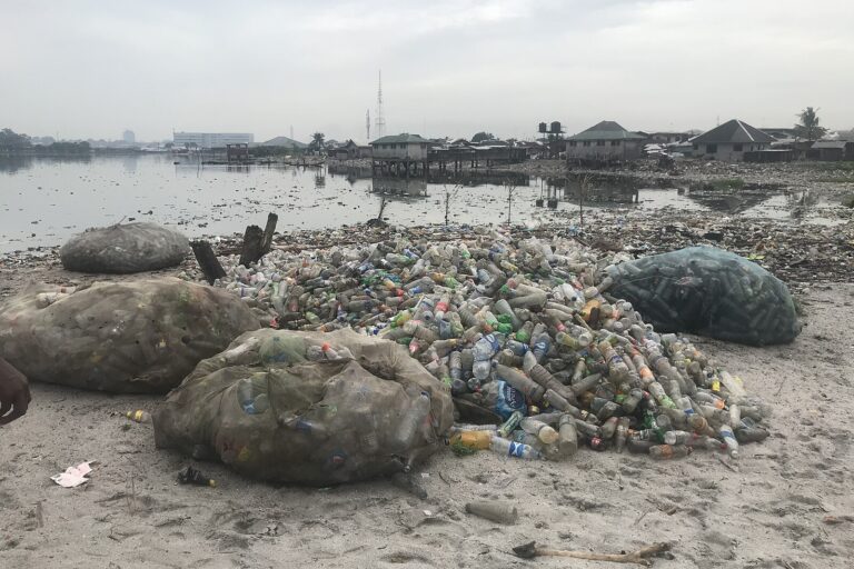 Pollution plastique de la rivière Amadi. Image de Iwai-Dialax via Wikimédia Commons (CC BY-SA 4.0).