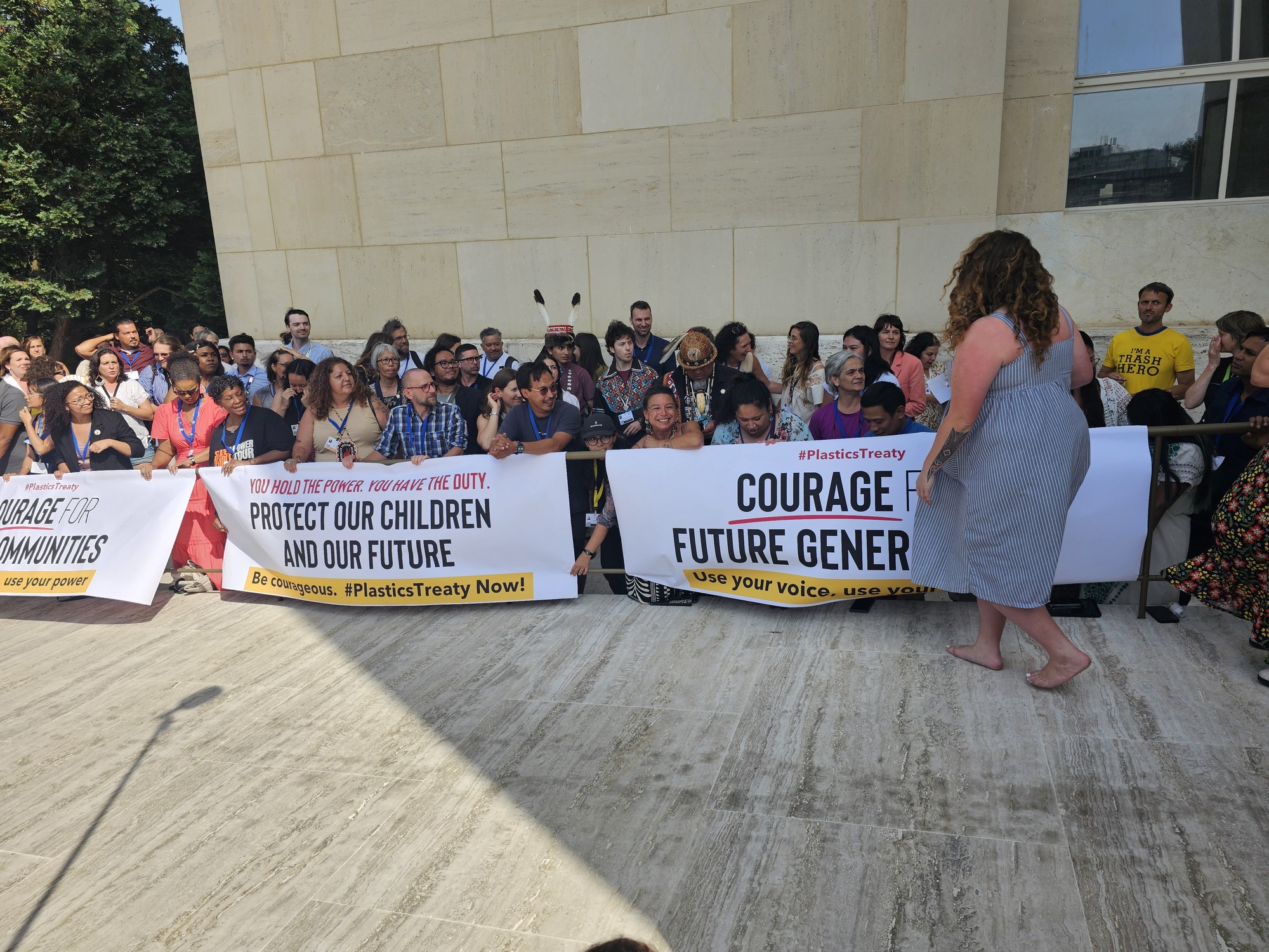 Genève le 13 août 2025. La société civile manifeste devant la salle de plénière des Nations Unies pour demander aux délégués des pays de voter un texte qui protège l'avenir de la planète. 