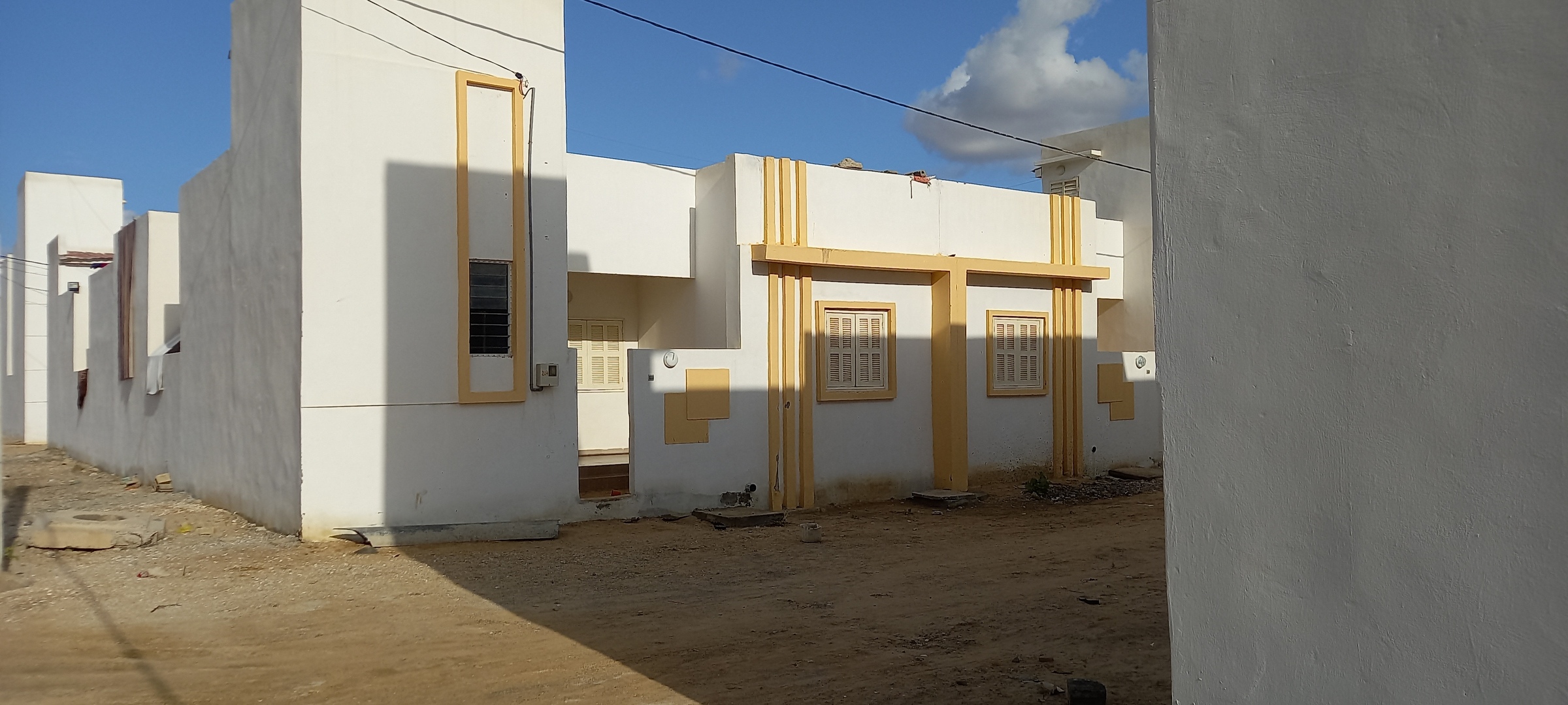 Une maison construite pour une famille sinistrée à Diougop 2. Image de Momar Niang pour Mongabay.