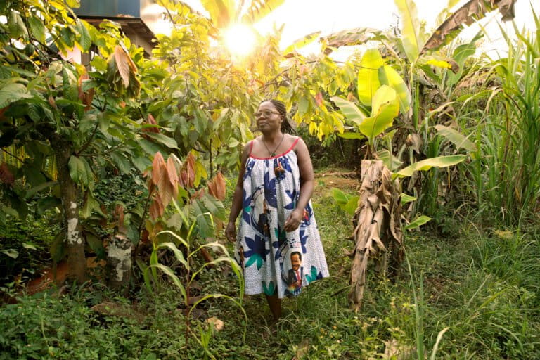 La productrice de cacao Mereng Alima Bessela dans sa plantation à Ntui, dans la région du Centre, au Cameroun, en 2018. Image de Ryan Brown/UN Women via Flickr (CC BY-NC-ND 2.0)