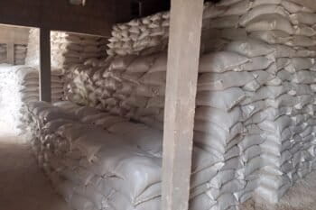 Des sacs de dolomie dans l’entrepôt de la Compagnie villageoise d'exploitation minière (COVEMI), à Bobo-Dioulasso, au Burkina Faso. Image de Hadepté Da pour Mongabay.