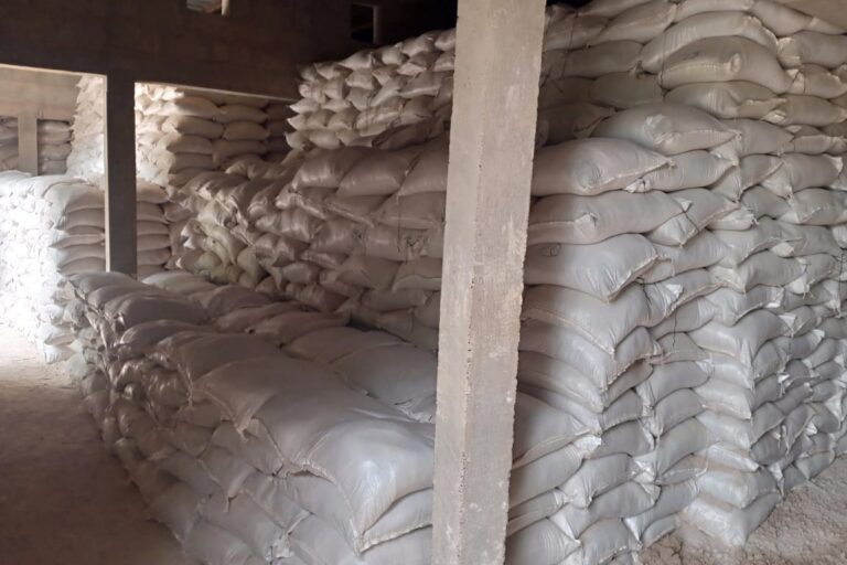 Des sacs de dolomie dans l’entrepôt de la Compagnie villageoise d'exploitation minière (COVEMI), à Bobo-Dioulasso, au Burkina Faso. Image de Hadepté Da pour Mongabay.