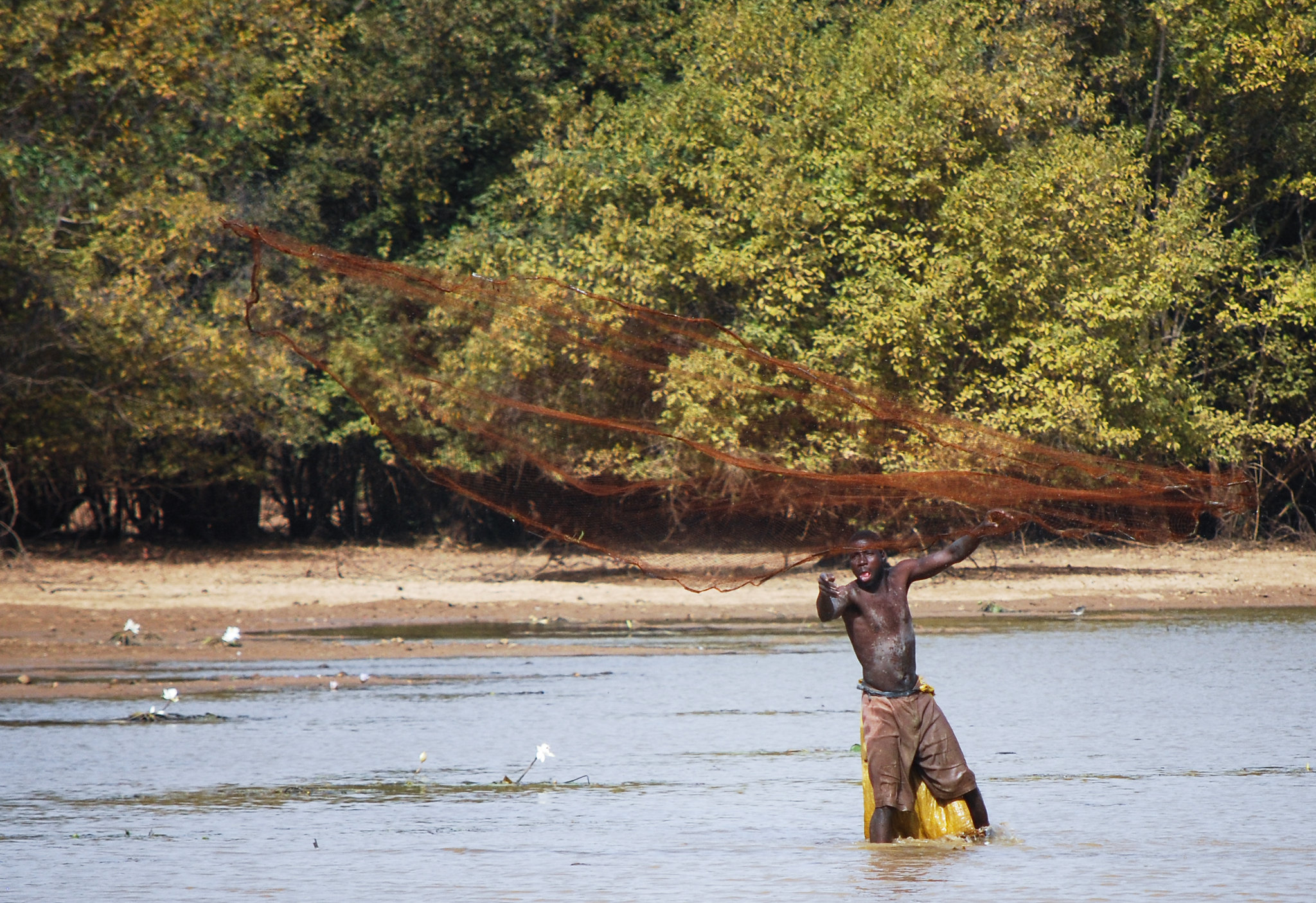 Un pêcheur lançant son filet à Gorom, au Cameroun. Image de Daniel Tiveau/CIFOR via Flickr (CC BY-NC-ND 2.0).