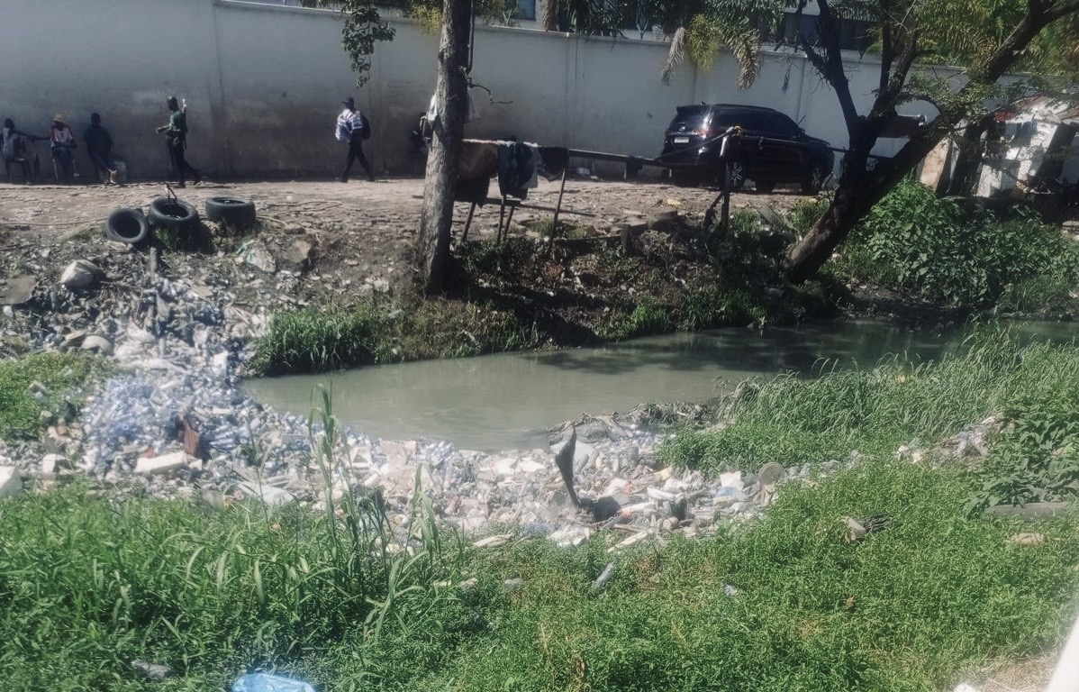 Une rivière jonchée de déchets plastiques dans la ville de Kinshasa. Image d’Esther Dingituka fournie par Elodie Toto.