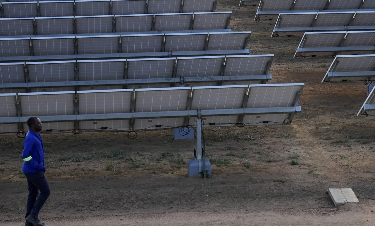 Centrale solaire à la périphérie de la capitale zimbabwéenne, Harare. Image de Tsvangirayi Mukwazhi/AP Photo.