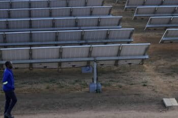 Centrale solaire à la périphérie de la capitale zimbabwéenne, Harare. Image de Tsvangirayi Mukwazhi/AP Photo.